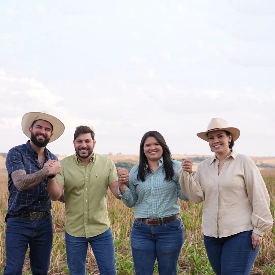 Os sócios da BS Agro Capital em uma lavoura